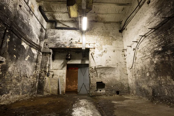 Стара промислова будівля, підвал з невеликим світлом — стокове фото