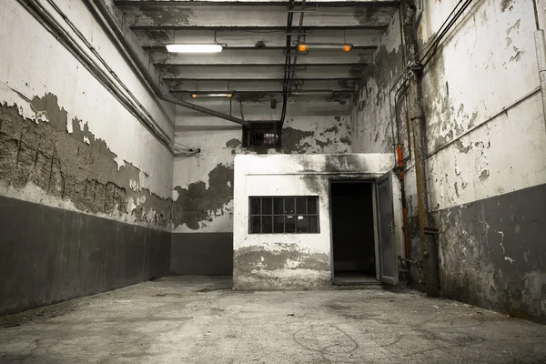 Dentro de um edifício industrial velho — Fotografia de Stock