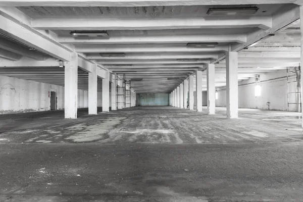 Old empty industrial warehouse interior, bright light — Stock Photo, Image