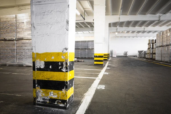 Un viejo interior de almacén industrial vacío — Foto de Stock