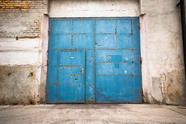 Una vecchia porta di ferro chiusa — Foto Stock