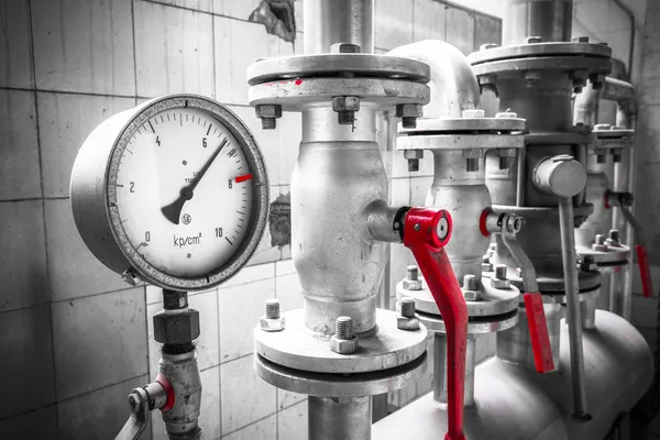 Medidor de pressão é um tubo industrial, válvulas, detalhe — Fotografia de Stock