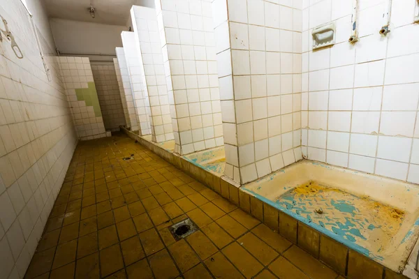 Salle de bain d'une ancienne usine abandonnée — Photo