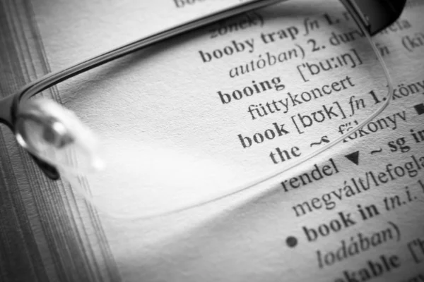 Öppna bok ordbok bokstäver, närbild — Stockfoto