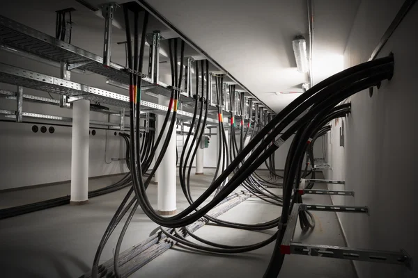 Mahzende bir elektrik istasyonu, gelen elektrik telleri