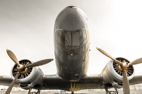 Старый устаревший винт самолета — стоковое фото