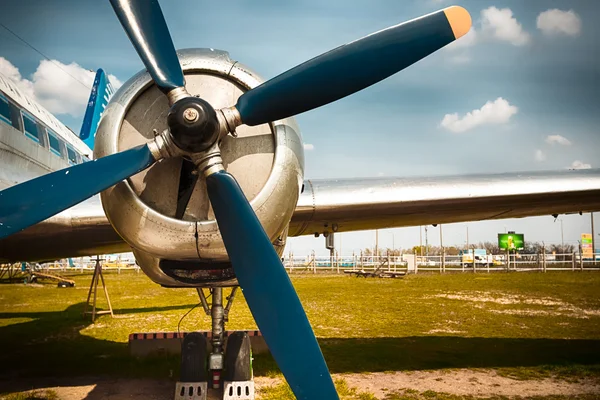 Una vieja hélice de avión obsoleta —  Fotos de Stock