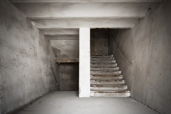 Scala di un vecchio edificio industriale desolato — Foto Stock