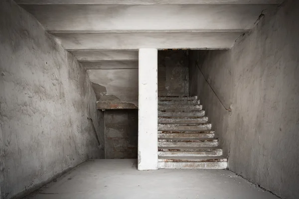 Escadaria de um antigo edifício industrial desolado Fotos De Bancos De Imagens