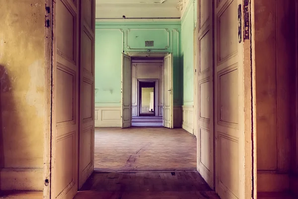 Starej opuszczonej rezydencji otwarcie jego pokoje — Zdjęcie stockowe