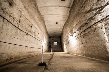 eski bir kireç taşı koridorları terk edilmiş bir madende