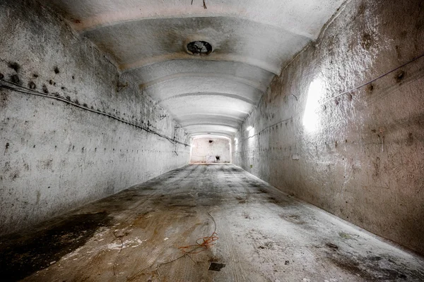 Une ancienne mine de calcaire abandonnée couloirs — Photo