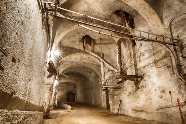 Viejos pasillos abandonados de minas de piedra caliza — Foto de Stock