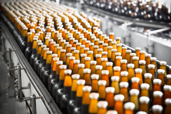 Bouteilles de bière sur la bande transporteuse — Photo