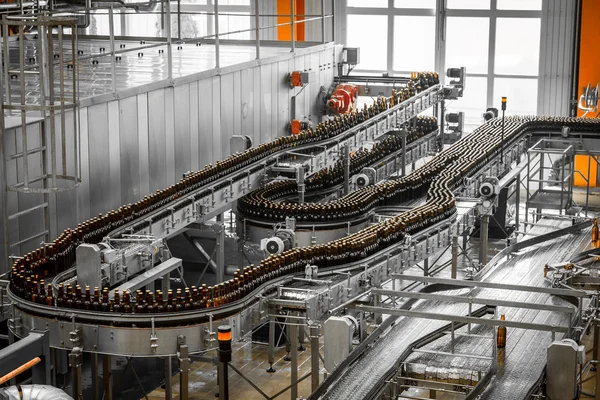 Интерьер пивоваренного завода, оборудование — стоковое фото