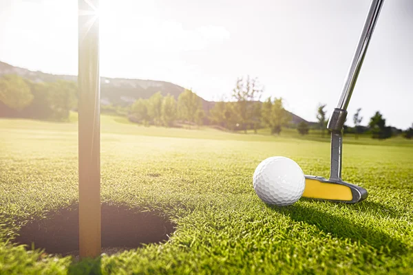 Golfboll, hål — Stockfoto