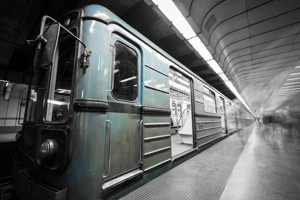 Innenraum U-Bahn-Station, alter Zug — Stockfoto