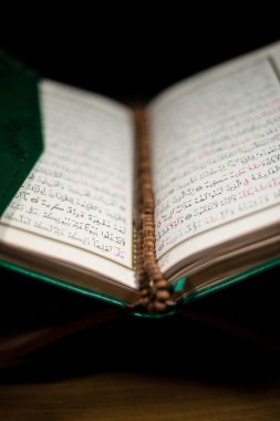 Sayfalarca kutsal Kur 'an ve tespih.