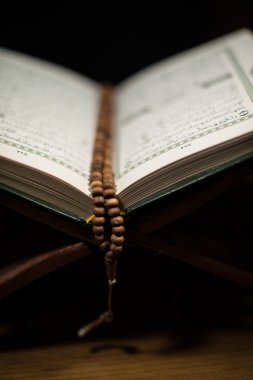 Sayfalarca kutsal Kur 'an ve tespih.