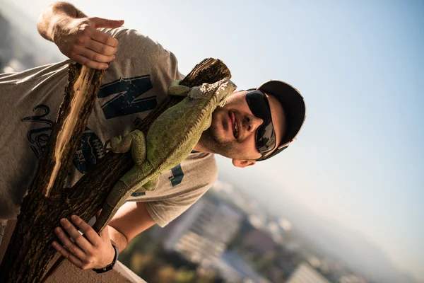 Portrait of the young man with the iguana — Stock Photo, Image