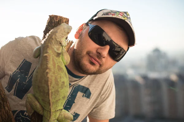 Podobizna mladého muže s iguana — Stock fotografie