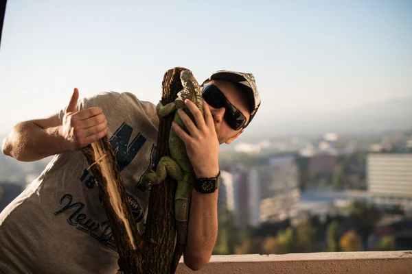 Retrato del joven con la iguana —  Fotos de Stock