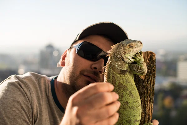 Podobizna mladého muže s iguana — Stock fotografie