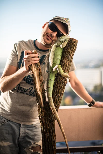 Podobizna mladého muže s iguana — Stock fotografie
