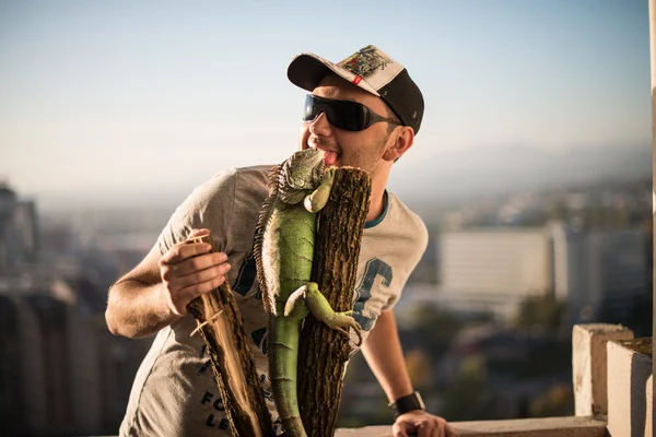 Portrait of the young man with the iguana — Stock Photo, Image