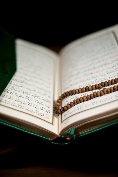 Pages of holy koran and rosary at the book — Stock Photo, Image