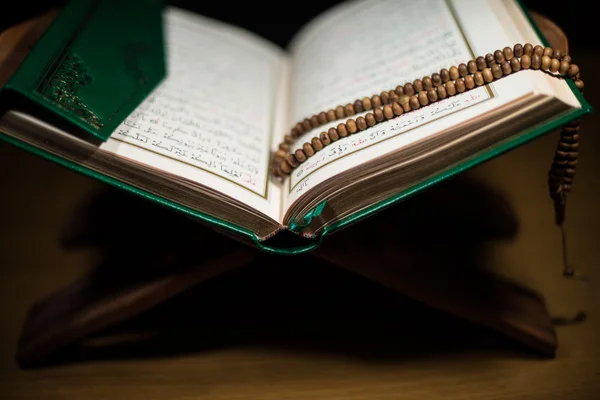 Seiten mit Koran und Rosenkranz im Buch — Stockfoto