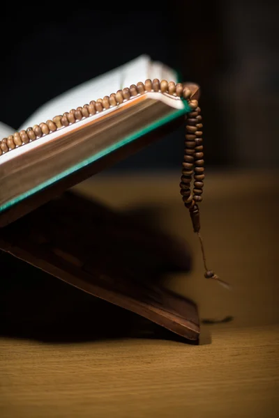 Sidor av heliga koranen och radband på boken — Stockfoto