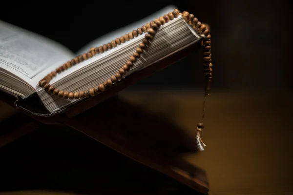 Strony świętego Koranu i różańca w książce — Zdjęcie stockowe