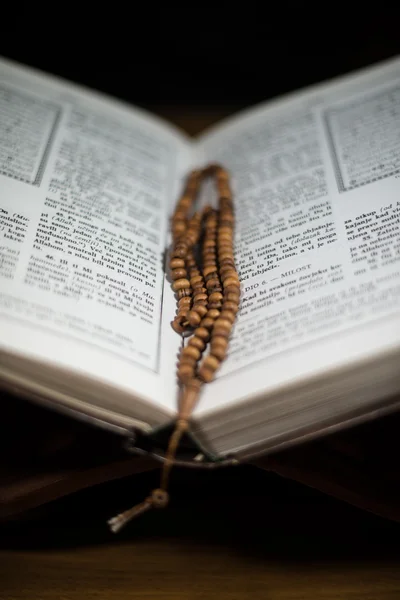 Seiten mit Koran und Rosenkranz im Buch — Stockfoto