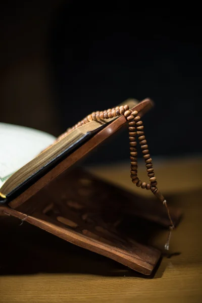 Páginas de santo corán y rosario en el libro — Foto de Stock