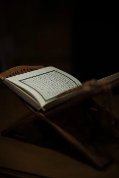 Seiten mit Koran und Rosenkranz im Buch — Stockfoto