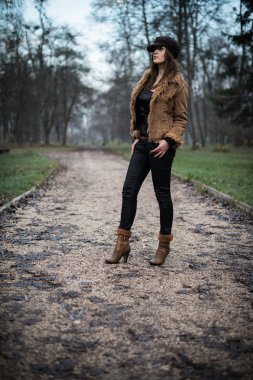 ayakta ve orman poz ceketli genç kadın