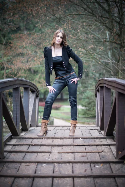 Köprüde duran genç kadın — Stok fotoğraf