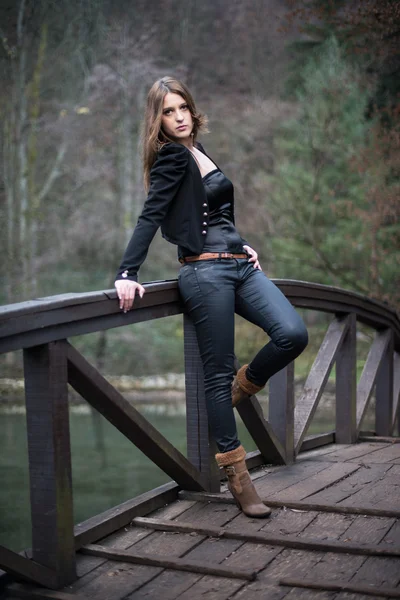 橋で傾いている若い女性 — ストック写真