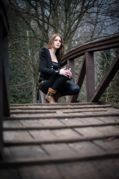 Genç kadın crouch Köprüsü — Stok fotoğraf