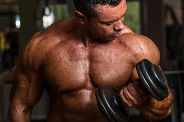 Bodybuilder doing heavy weight exercise for biceps with dumbbell — Stock Photo, Image