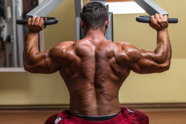 gömleksiz vücut Oluşturucuyu askeri yapıyor omuz için basın