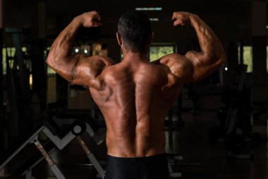 kaslı vücut geliştirmeci gösterilen onun geri çifte kol kası.