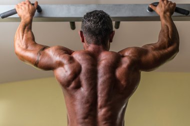 geri için ağır egzersiz yaparak erkek vücut Oluşturucu