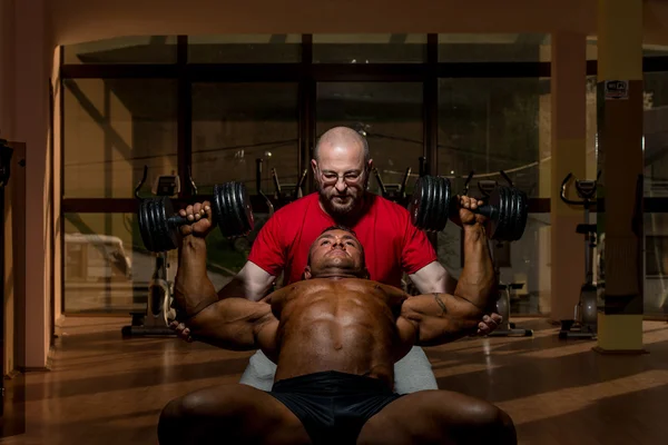 Training in gym where partner gives encouragement — Stock Photo, Image