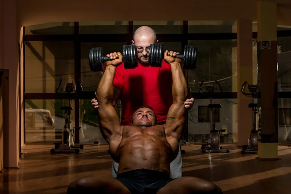 Training in gym where partner gives encouragement — Stock Photo, Image