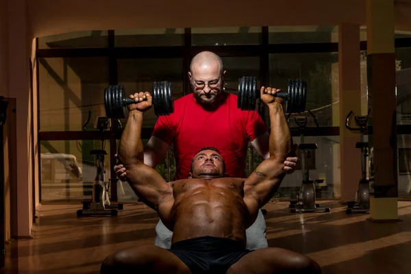 Training in gym where partner gives encouragement — Stock Photo, Image