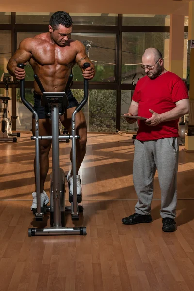 Training in gym where partner gives encouragement — Stock Photo, Image