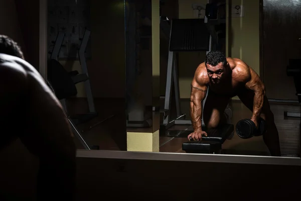 Bodybuilder maschile che fa esercizio pesante per la schiena — Foto Stock