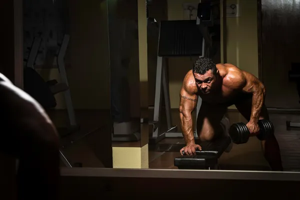 Geri için ağır egzersiz yaparak erkek vücut geliştirmeci — Stok fotoğraf